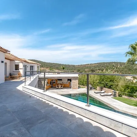 Magnificent Villa, Heated Pool, Air Cond, Sea View Вилла