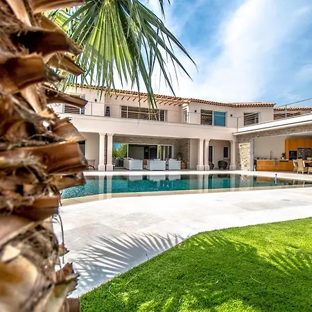 Вилла Magnificent Villa, Heated Pool, Air Cond, Sea View Сент-Максим