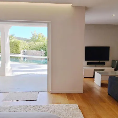 Magnificent Villa, Heated Pool, Air Cond, Sea View Вилла *
