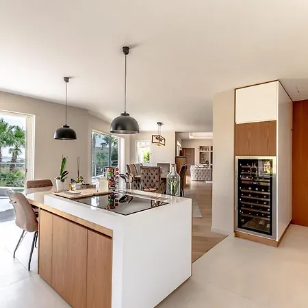 Villa Magnificent Villa, Heated Pool, Air Cond, Sea View