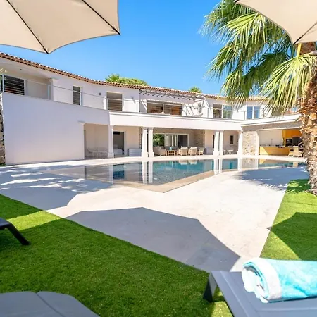 Villa Magnificent Villa, Heated Pool, Air Cond, Sea View