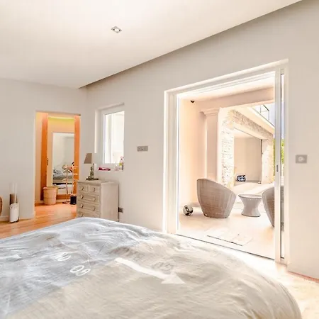 Villa Magnificent Villa, Heated Pool, Air Cond, Sea View *